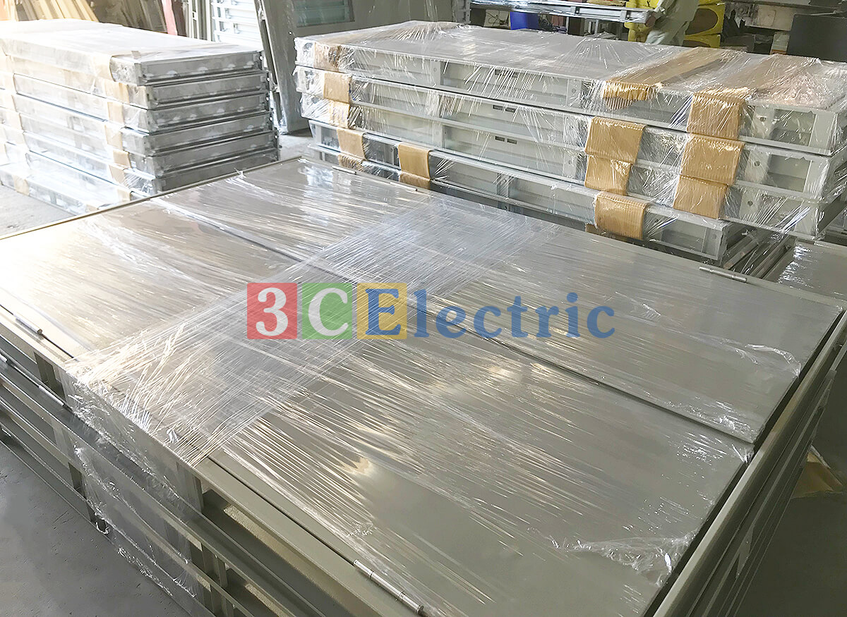 đóng gói sản phẩm cửa thép chống cháy để giao tới công trình