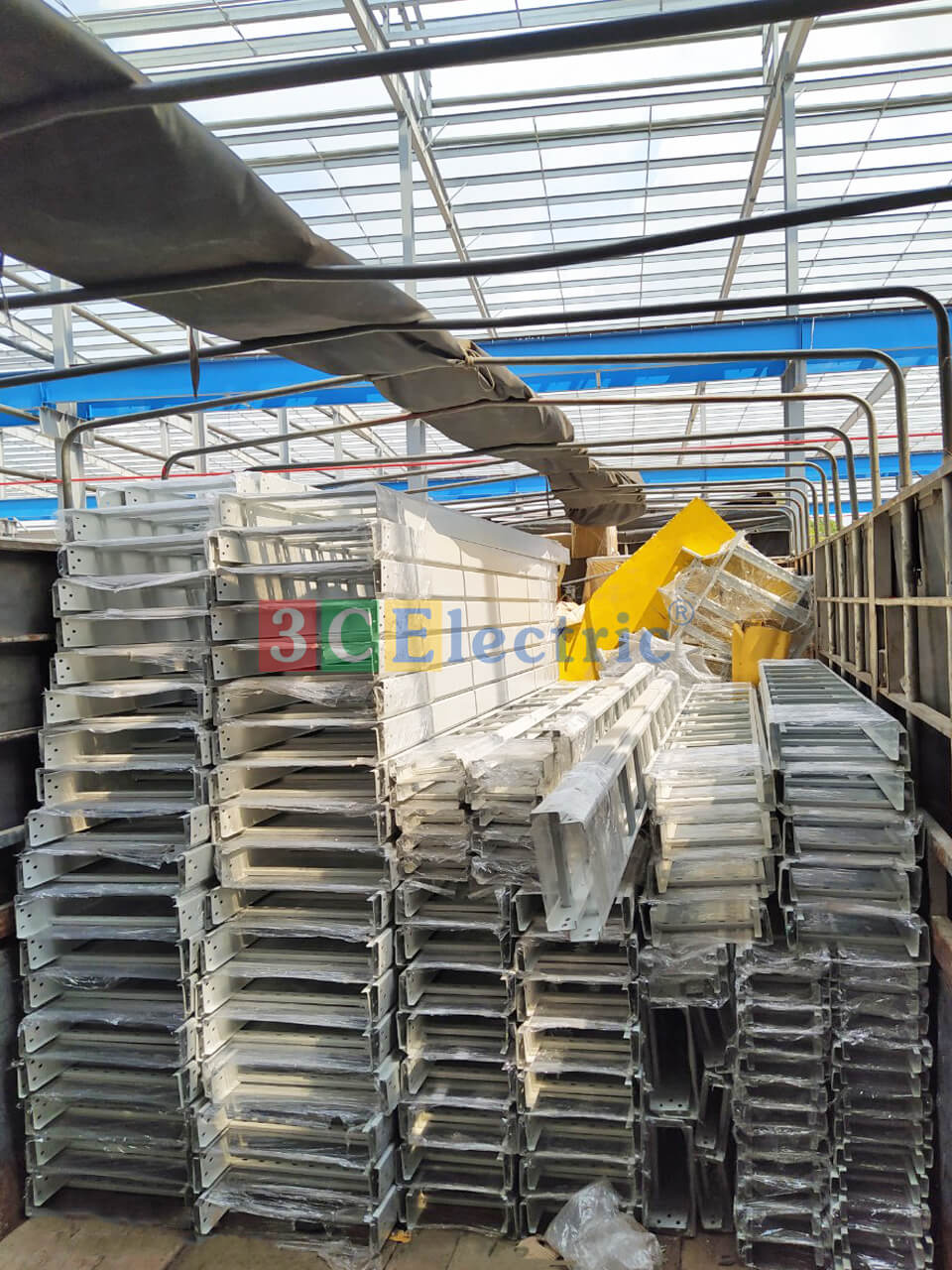 Vận chuyển thang cáp sơn tĩnh điện tận công trình