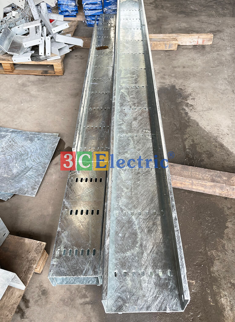 Máng cáp m?kẽm tại công trình