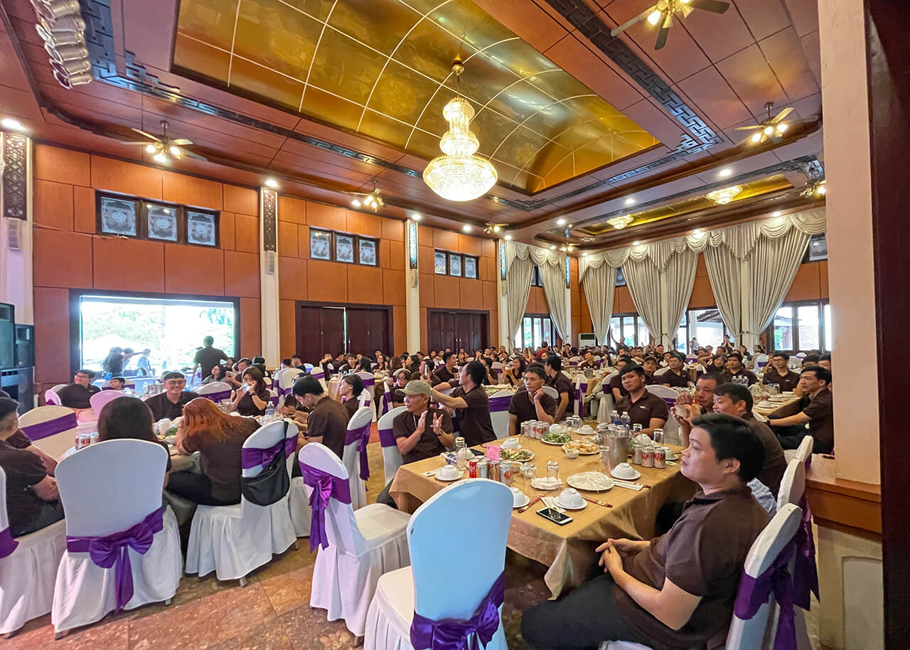 toàn cảnh bữa tiệc
