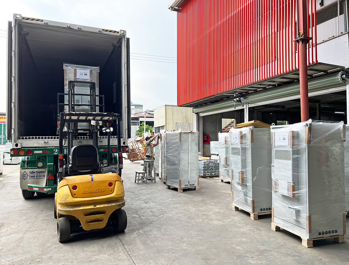 Vận chuyển hàng hoá tại nhà máy 3CElectric Vận chuyển tủ BTS tại nhà máy 3CElectric
