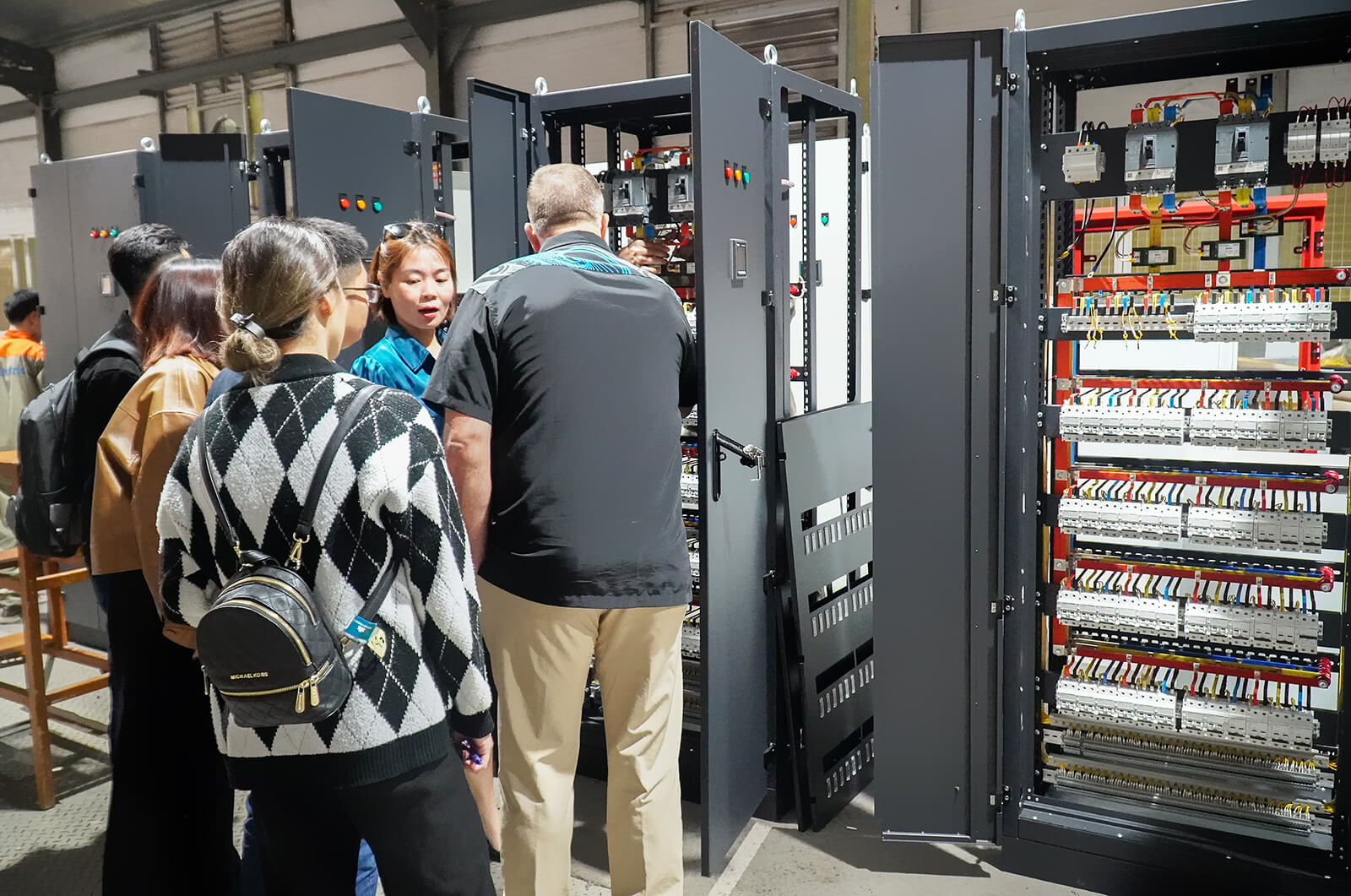 các đối tác tham quan xưởng lắp ráp tủ điện 3CElectric