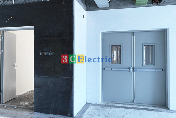 Vì sao cửa thoát hiểm chung cư luôn đóng và chỉ mở 1 chiều?