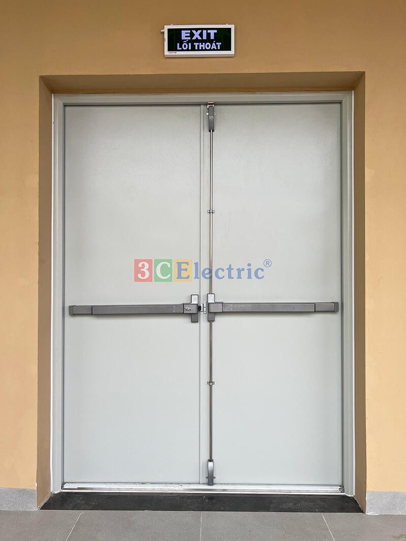cửa thoát hiểm cho trường học