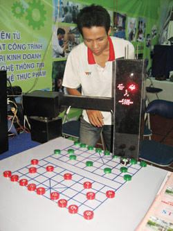 [Thế giới trẻ] Robot đánh cờ